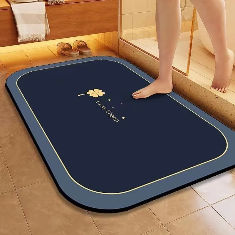 Tapis de sol antidérapant bleu marine avec logo en forme de trèfle à quatre feuilles pour une relaxation agréable.