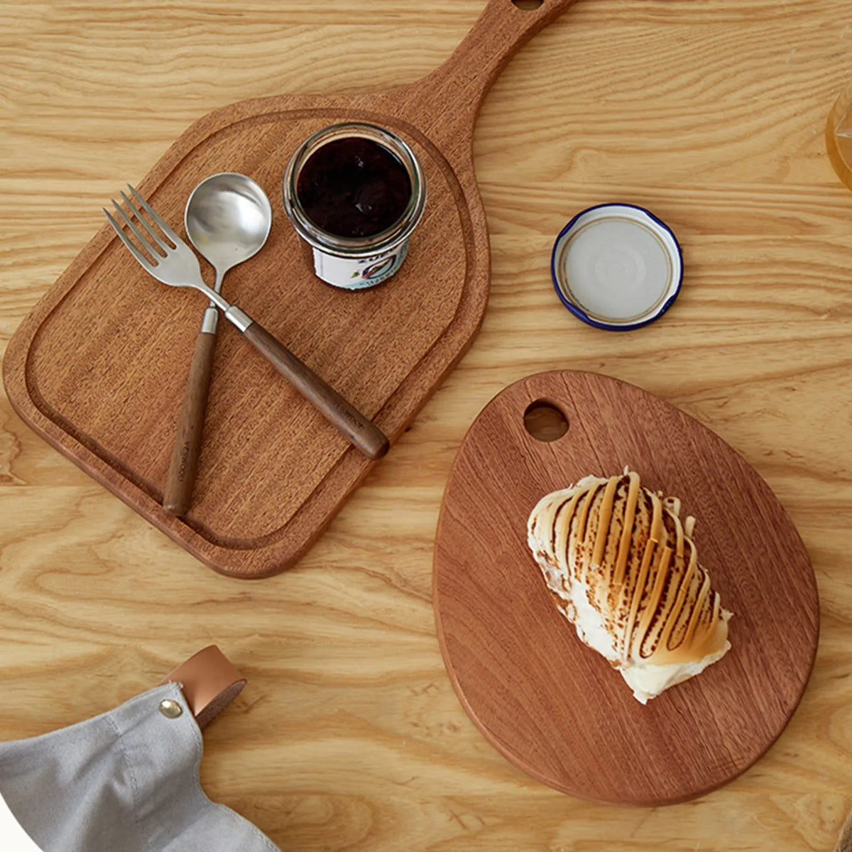 planche découper bois naturelle rustique poignées circulaires fourchette cuillère tartine pain