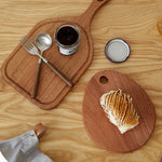 planche découper bois naturelle rustique poignées circulaires fourchette cuillère tartine pain