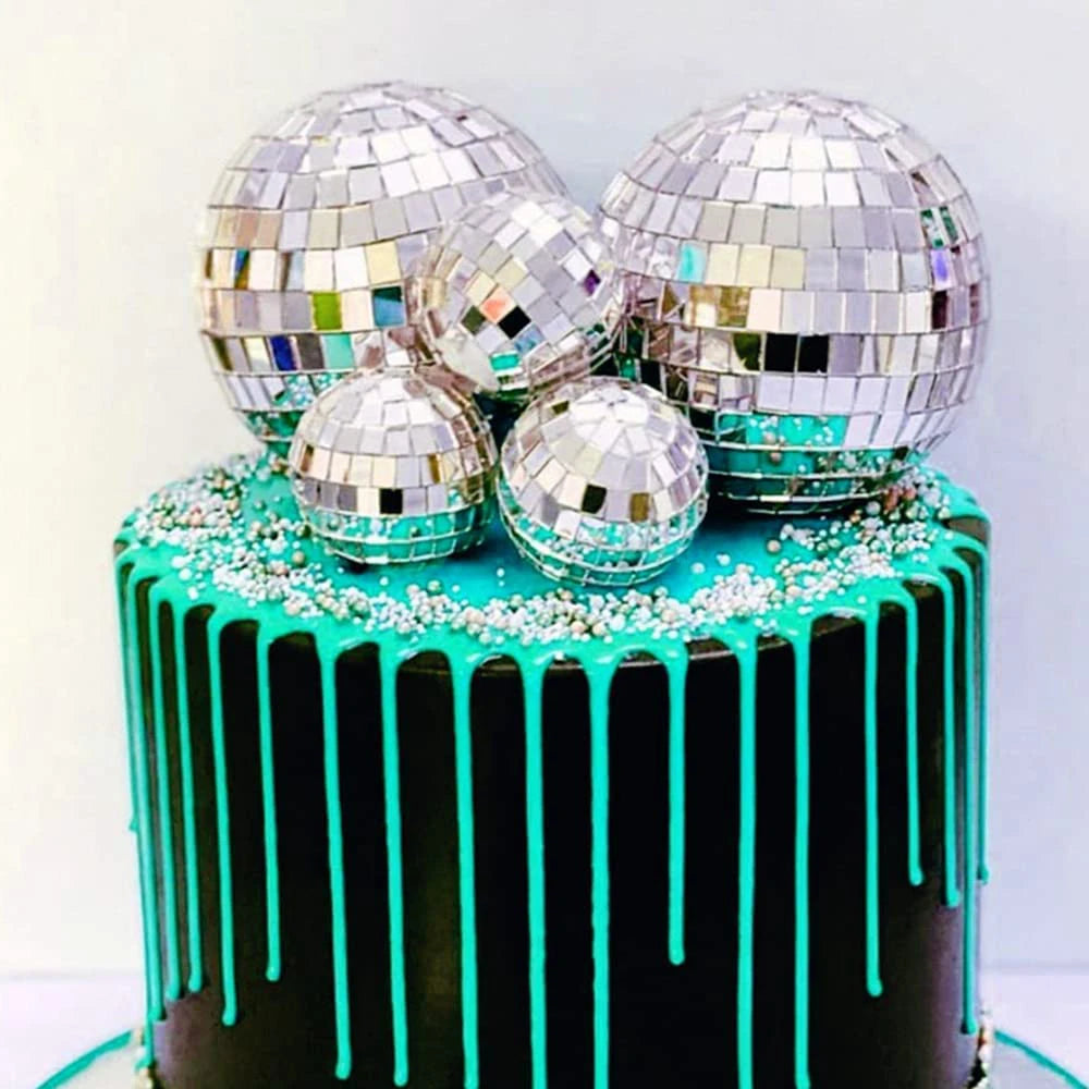 décoration fête disco boules miroirs nappes géométriques argentées dorées turquoises noires