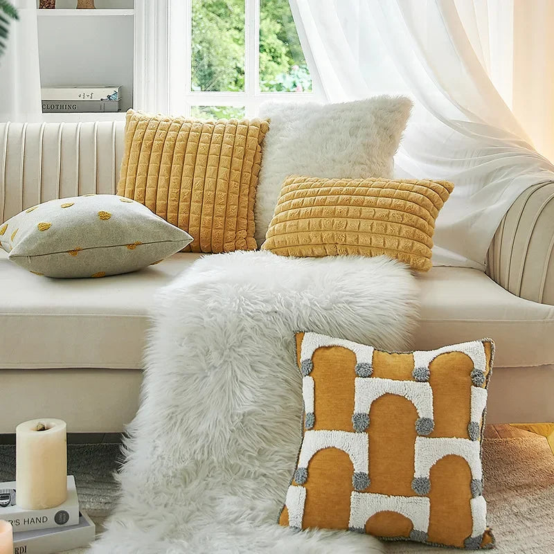 coussin décoratif moderne motif géométrique jaune gris beige texture bouclée canapé salon