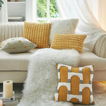 coussin décoratif moderne motif géométrique jaune gris beige texture bouclée canapé salon