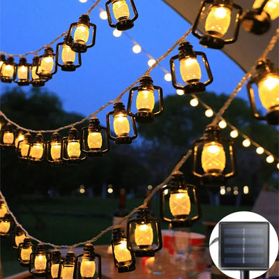 Guirlande solaire LED vintage éclairée dans un jardin de nuit
