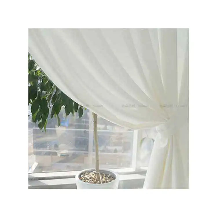 rideau blanc transparent moderne anneaux noirs pompons fenêtre salon chambre