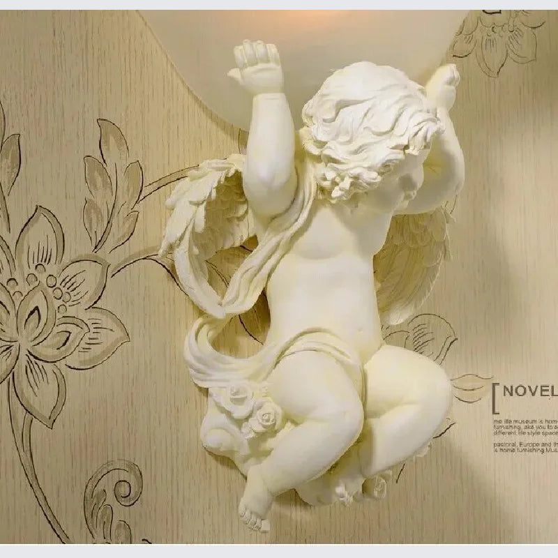 Applique murale beige installée dans une chambre à coucher