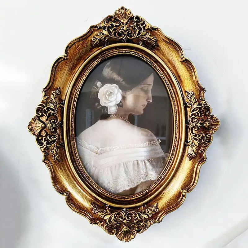 cadre photo ovale vintage portraits anciens relief floral verre transparent or vieilli posé accroché
