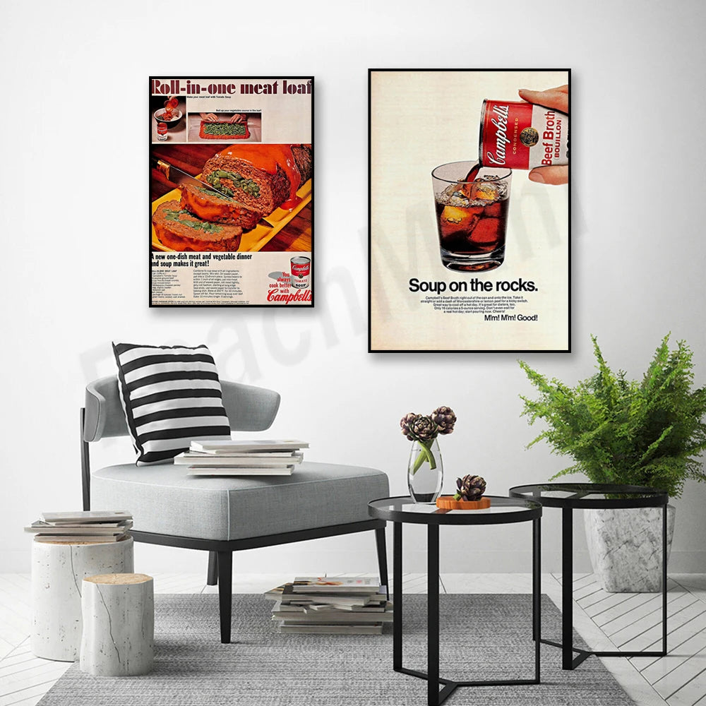 Un coin salon confortable avec un fauteuil gris rayé, des tables basses et des décorations végétales, surplombé par deux affiches publicitaires vintage pour des produits alimentaires.