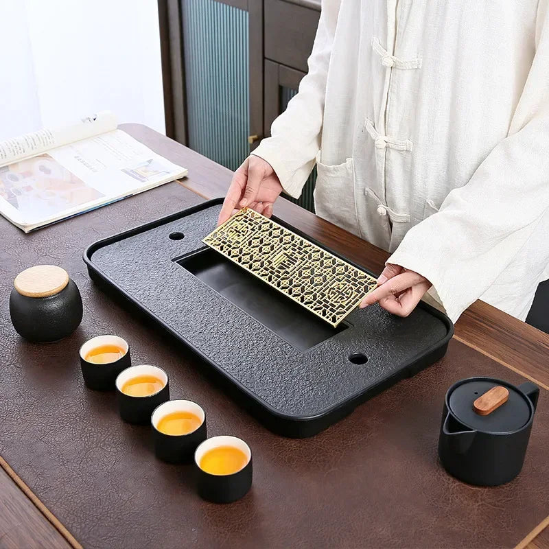 plateau thé noir insert doré traditionnel asiatique service table texture bois clair tasses théière