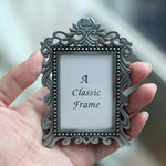 cadre photo pied bronze argenté vintage décor floral complexe métal ornementé