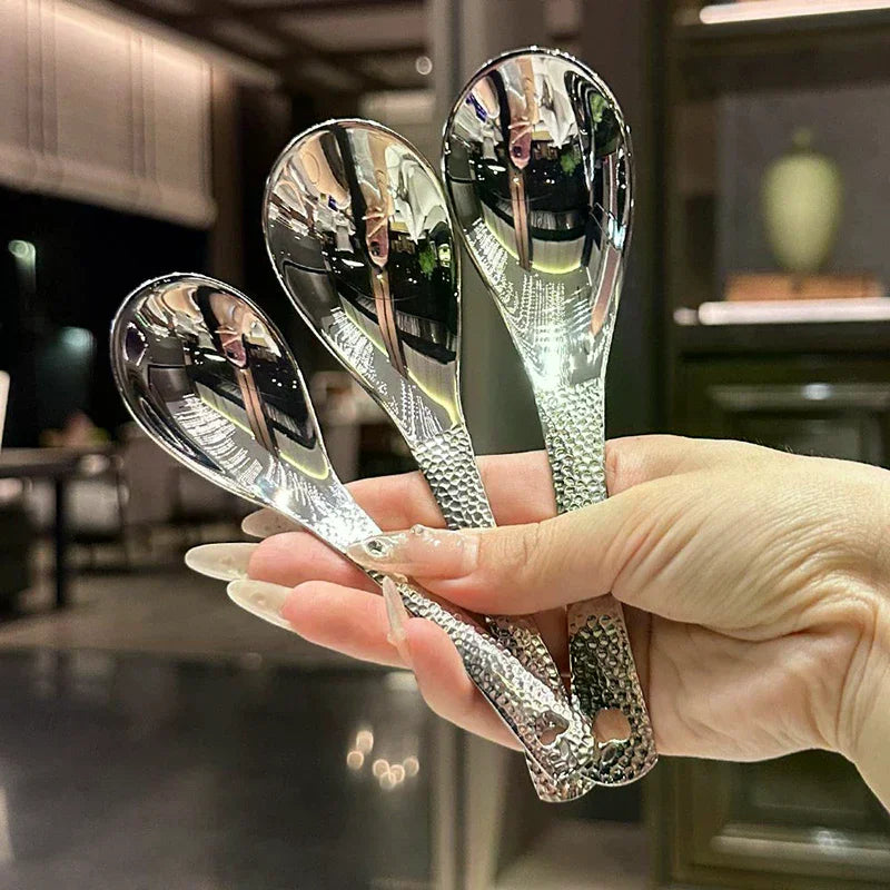 cuillère soupe acier inoxydable argenté texture martelée moderne opacité émaille cuisine maison