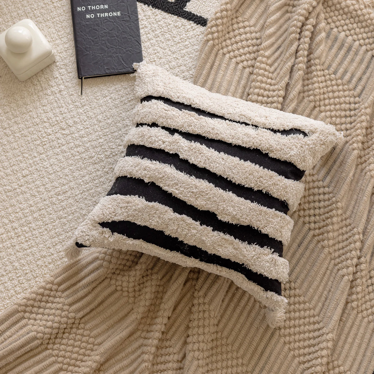 coussin carré géométrique brodé noir blanc rayures moderne amovible lavable 45x45cm