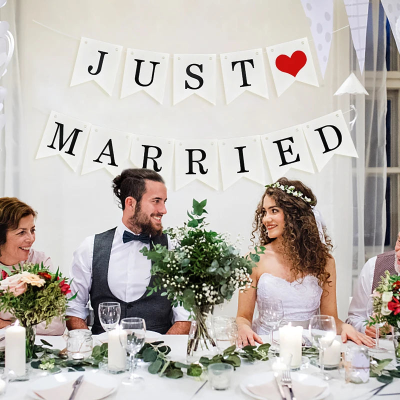 guirlande mariage just married bannières lettres cœur blanc rouge décoration anniversaire événement