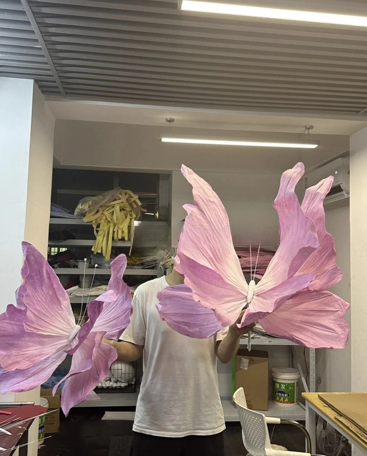 décorations papillon fleurs artificielles rose violet bleu effet plissé miroir bois