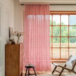 Rideau à carreaux rouge et blanc dans un salon lumineux avec de grandes fenêtres, offrant une ambiance chaleureuse et accueillante. Idéal pour ajouter une touche de style rétro à votre intérieur et compléter la décoration de votre pièce. Parfait pour un salon, une chambre ou un espace détente.