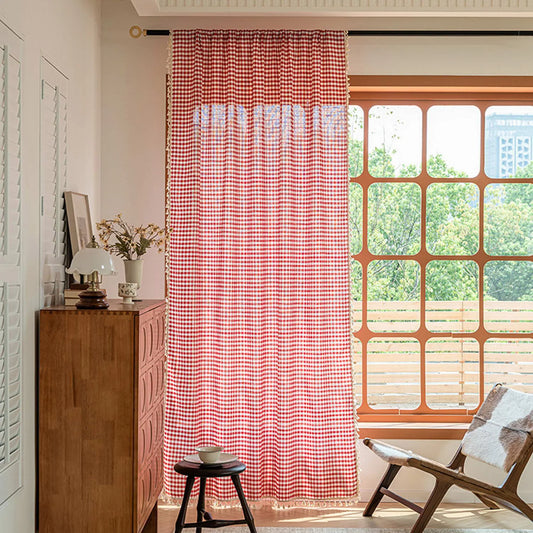 Rideau à carreaux rouge et blanc dans un salon lumineux avec de grandes fenêtres, offrant une ambiance chaleureuse et accueillante. Idéal pour ajouter une touche de style rétro à votre intérieur et compléter la décoration de votre pièce. Parfait pour un salon, une chambre ou un espace détente.