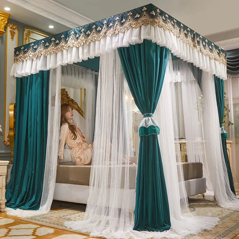 Une chambre de style baroque avec un lit à baldaquin imposant dans des teintes de vert, de blanc et d'or, créant une atmosphère luxueuse et élégante.