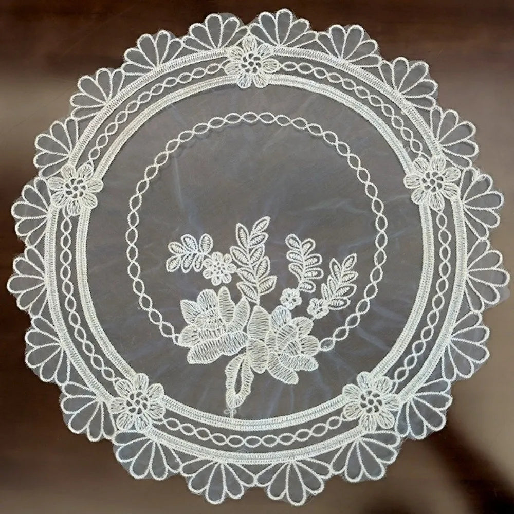 nappe dentelle fleur motif floral table translucent classique vintage pâques décoration européenne pastorale