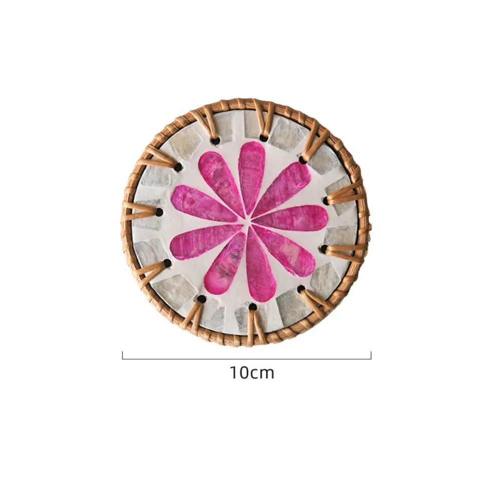 tapis tasse bohème motifs floraux assiettes décoratives cercles colorés bord marron tresse artisanal table