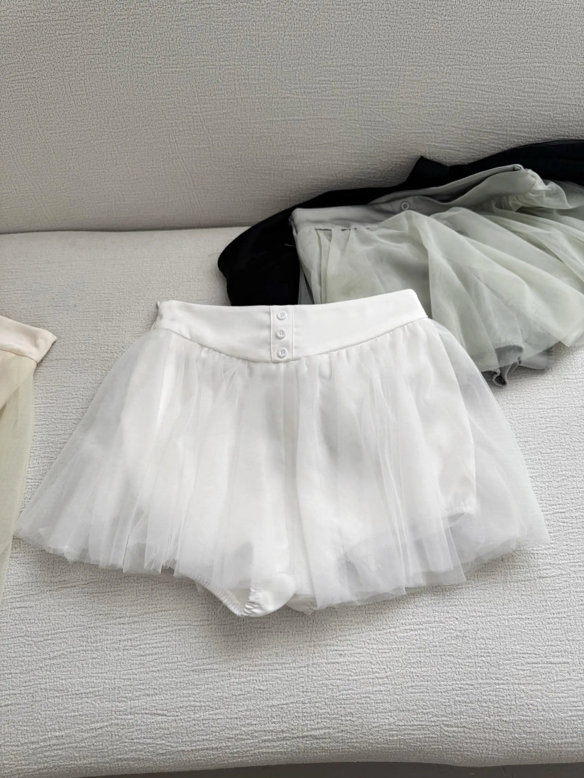 jupe élastique minijupe dessus genou élégante tulle noir blanc féminine chic translucide boutons