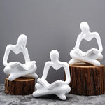Statue personnage lecture en résine jaune clair sur bureau contemporain