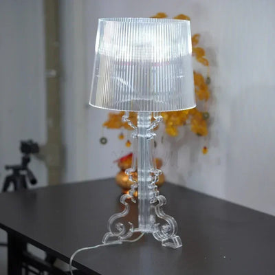 Lampe de chevet fantôme baroque blanche transparente sur table de nuit