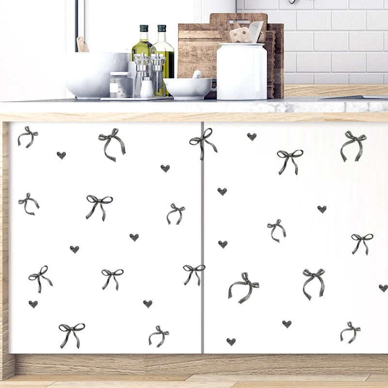 Sticker arc d'amour noir sur un meuble de chambre