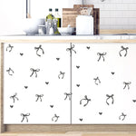 Sticker arc d'amour noir sur un meuble de chambre