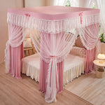 Un magnifique lit à baldaquin rose et blanc, élégamment décoré avec de la dentelle et des noeuds délicats, créant une ambiance romantique et accueillante dans cette chambre.