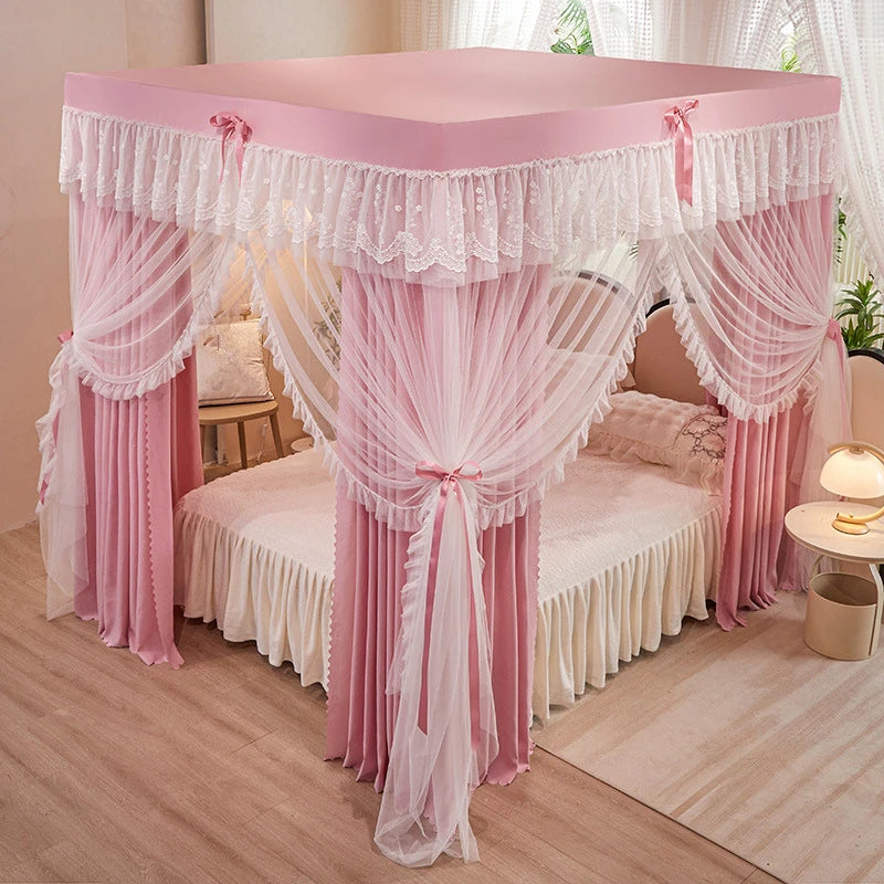 Un magnifique lit à baldaquin rose et blanc, élégamment décoré avec de la dentelle et des noeuds délicats, créant une ambiance romantique et accueillante dans cette chambre.