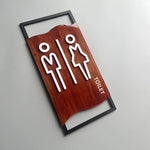 signalisation toilettes moderne symboles homme femme texte TOILET bois brun clair blanc tringle noire