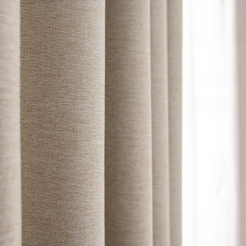 Rideau beige élégant pour salon, offrant une ambiance chaleureuse et accueillante. Idéal pour contrôler la luminosité tout en ajoutant une touche moderne à la décoration intérieure. Accessoire parfait pour un style contemporain.