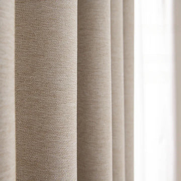 Rideau beige élégant pour salon, offrant une ambiance chaleureuse et accueillante. Idéal pour contrôler la luminosité tout en ajoutant une touche moderne à la décoration intérieure. Accessoire parfait pour un style contemporain.