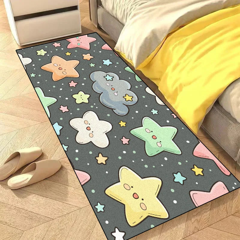 Un tapis coloré et lumineux avec des étoiles et des nuages stylisés décore le sol de cette pièce.