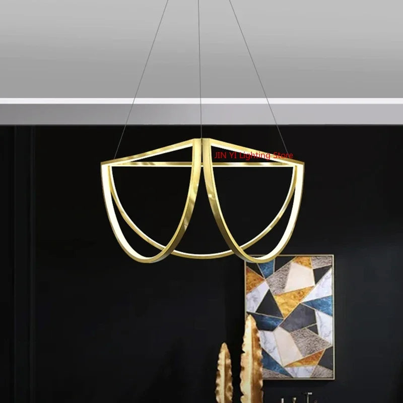 suspension lumineuse or contemporaine minimaliste géométrique demi cercles superposés opaques chaînes câbles électriques