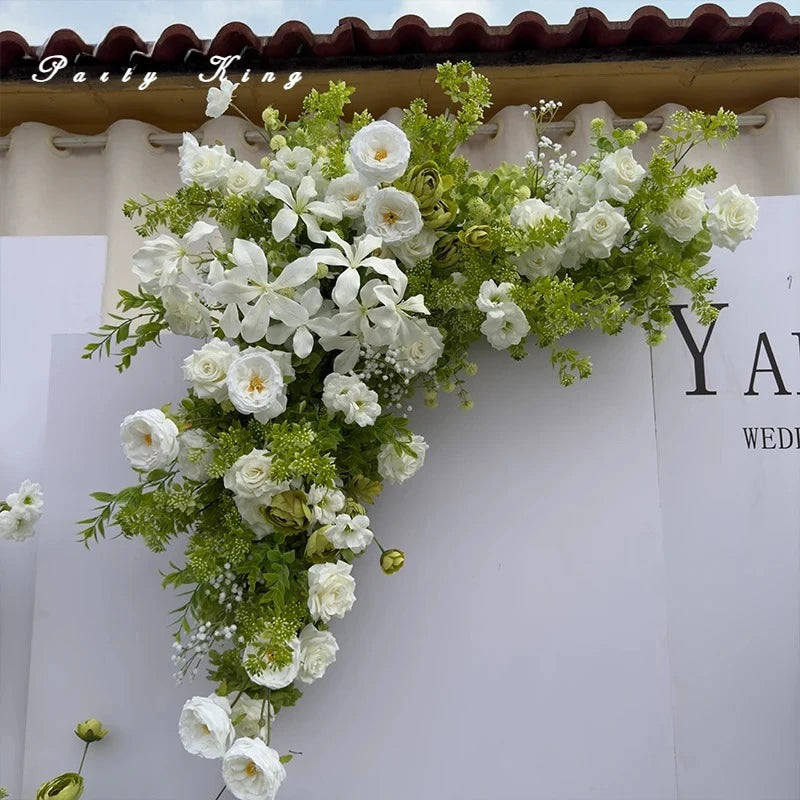 décoration événement extérieur mariage anniversaire roses fleurs variées feuillage dense tissu rouge romantique élégant