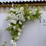 décoration événement extérieur mariage anniversaire roses fleurs variées feuillage dense tissu rouge romantique élégant