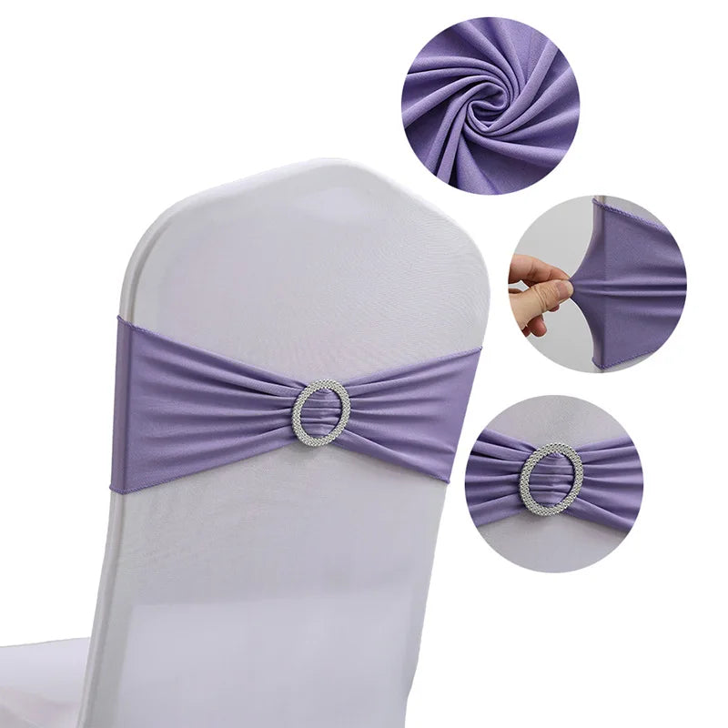 La housse de chaise violette avec une boucle argentée décorative sur l'avant démontre une finition élégante pour rehausser la décoration de votre événement.