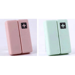 boîte pilules hebdomadaire compartiments couleurs pastel croix blanche moderne pratique