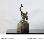 statuette homme musclé marteau résine noire blanche moderne art décoratifintérieur