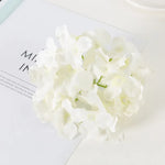 fleurs artificielles hortensia blanches roses bleues mariage extérieur bouquet décoration moderne minimaliste