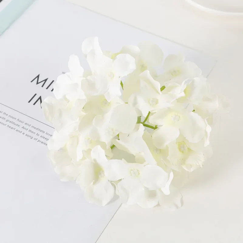 fleurs artificielles hortensia blanches roses bleues mariage extérieur bouquet décoration moderne minimaliste