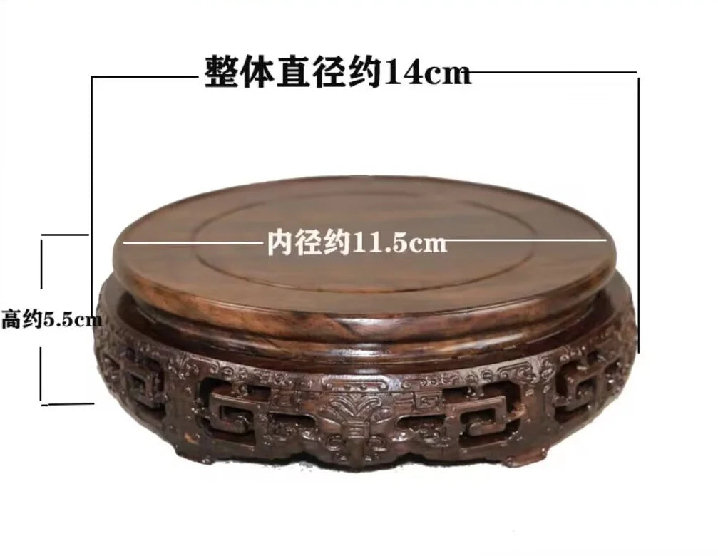 support circulaire bois sculpté artisanal traditionnel marron foncé détails complexes vase plantes décoration maison