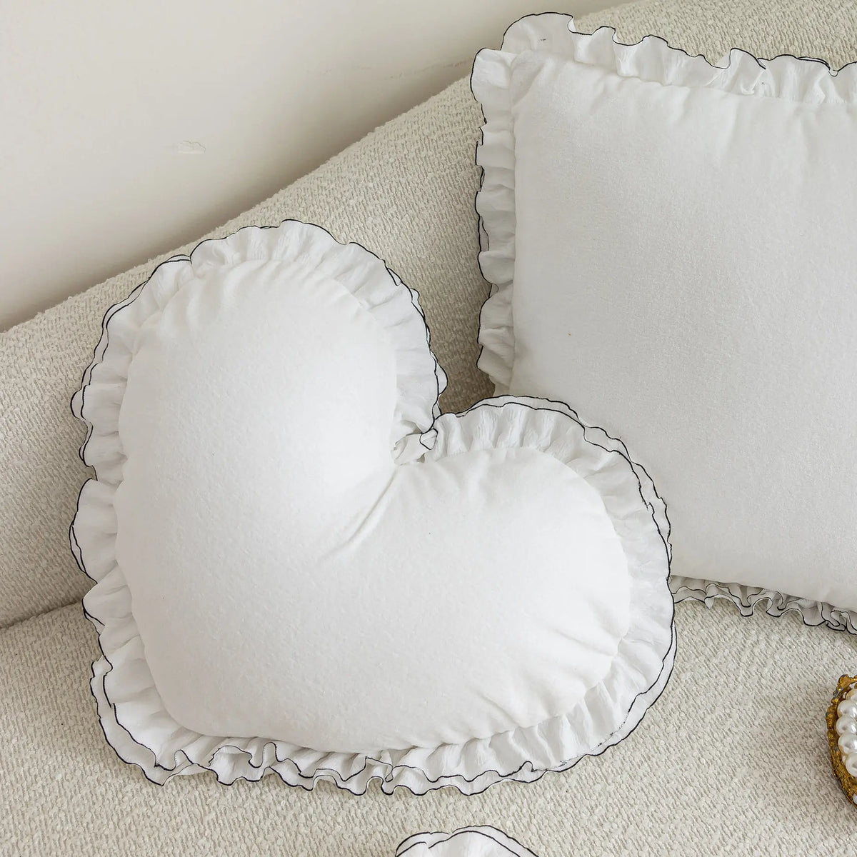 housse coussin dentelle blanche forme cœur carré décoration romantique maison fleurs artificielles photo encadrée