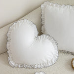 housse coussin dentelle blanche forme cœur carré décoration romantique maison fleurs artificielles photo encadrée