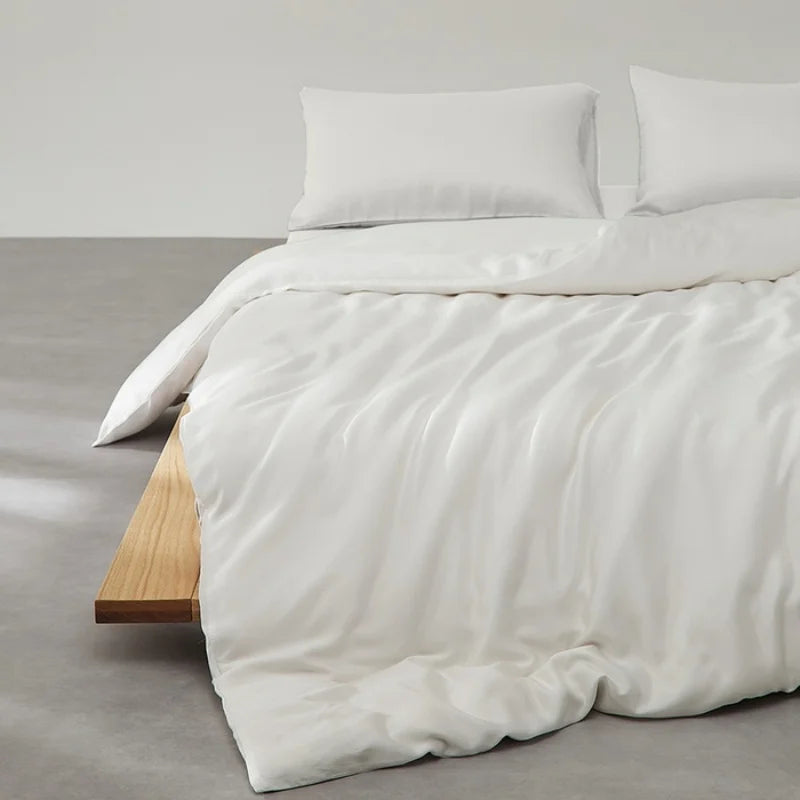 Housse de couette blanche sur lit moderne
