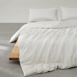 Housse de couette blanche sur lit moderne