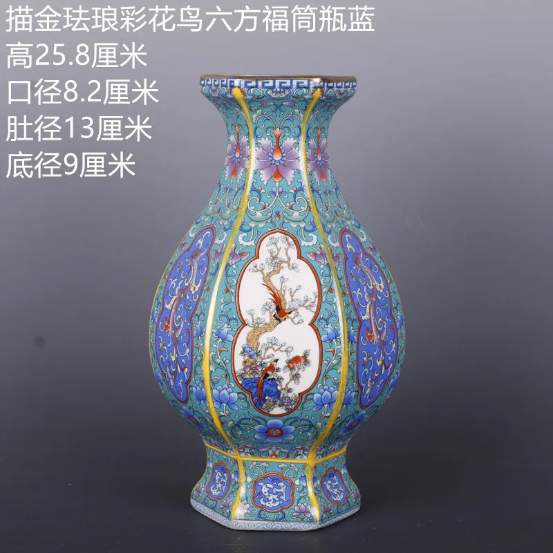 Vase décoratif en porcelaine de Chine aux motifs floraux colorés et scène animale dans un style traditionnel.