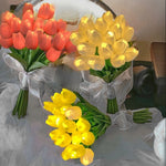 bouquet tulipes lumineuses jaune orange vert moderne vase transparent ruban blanc