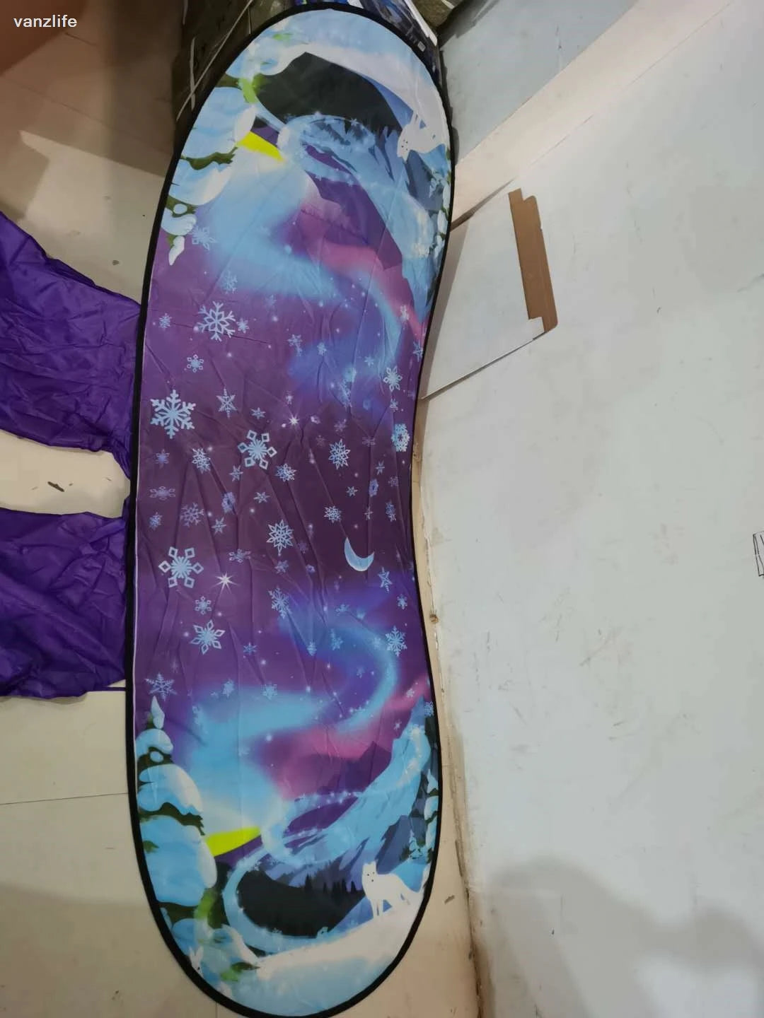 tente pliable enfantine paysage fantastique violet bleu noir blanc vert orange rose gris stars