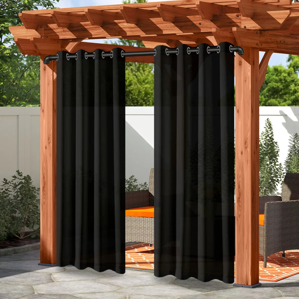 Rideaux extérieurs noirs opaques suspendus à une pergola en bois, créant un espace d’intimité élégant dans un salon de jardin.